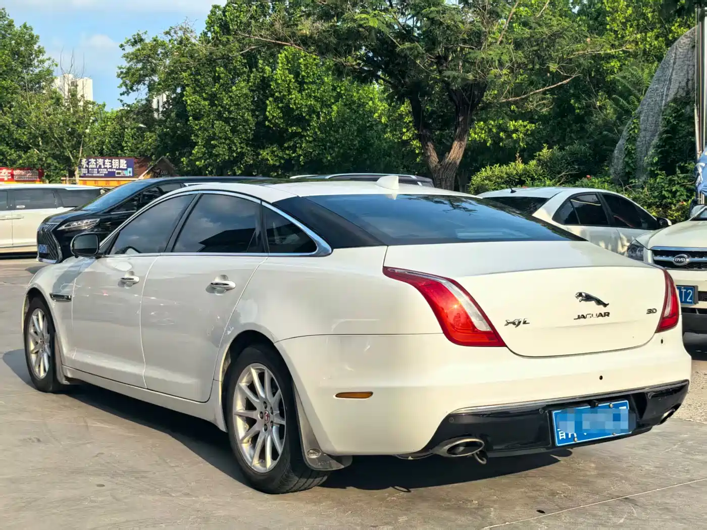 Photo 4 - Jaguar XJ