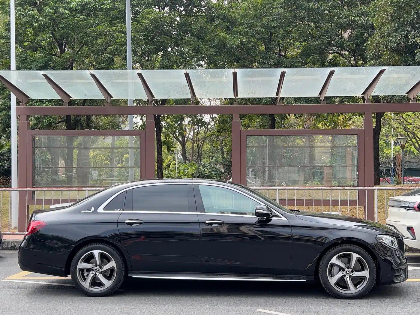 Mercedes-Benz E-Class 2019 E 300 L Sport Fashion фото 6