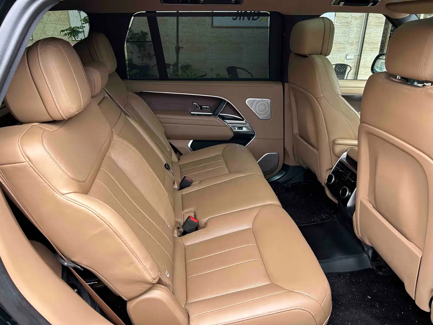 Land Rover Range Rover 2023 3.0 L6 400PS Golden Age 7-Seater Long Wheelbase фото 10