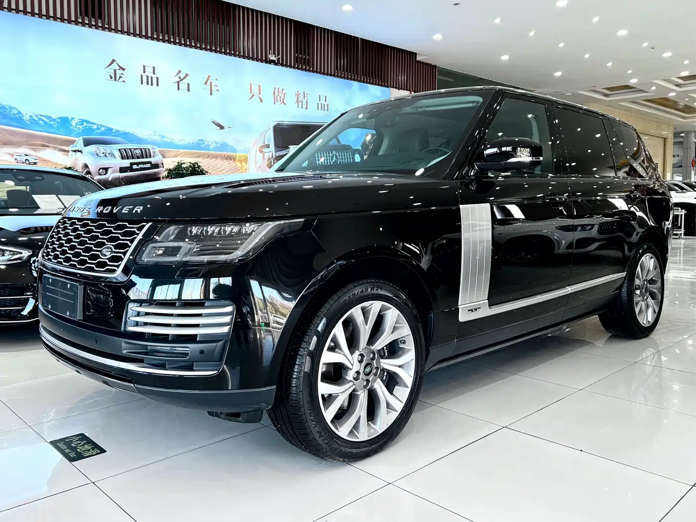Land Rover Range Rover 2021 3.0 L6 Heritage Extended Classic Edition фото 2