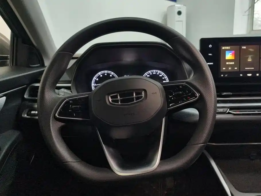 Фото 15 - Geely Emgrand