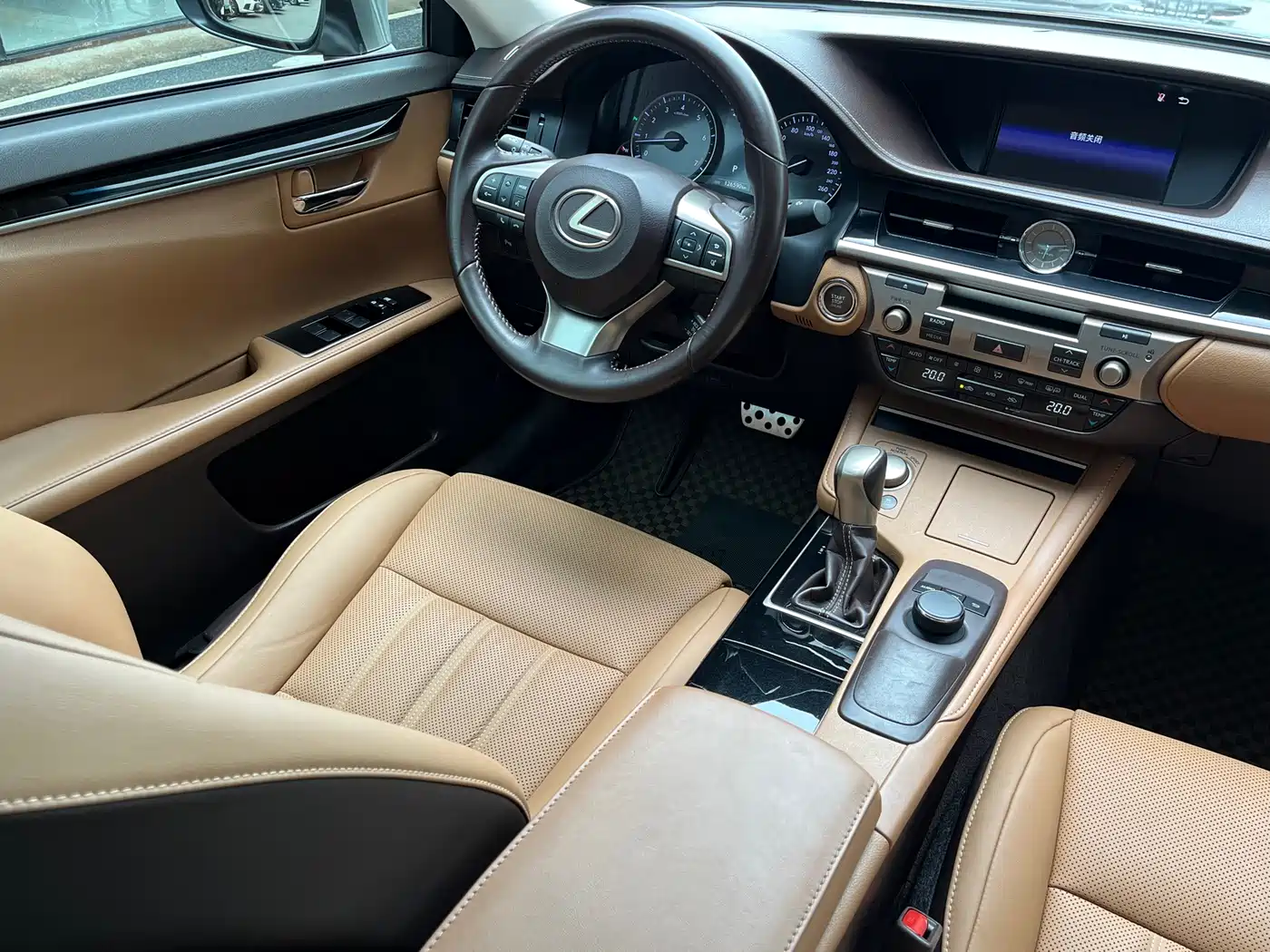 Photo 10 - Lexus ES