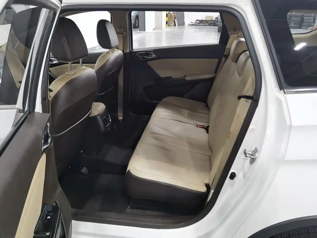 Baojun 310W 2018 2017 1.5L Manual Fashion Edition (China V)