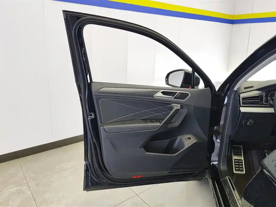 Volkswagen Tiguan L 2024 330TSI Automatic 2WD R-Line Premium Enjoyment Edition фото 7