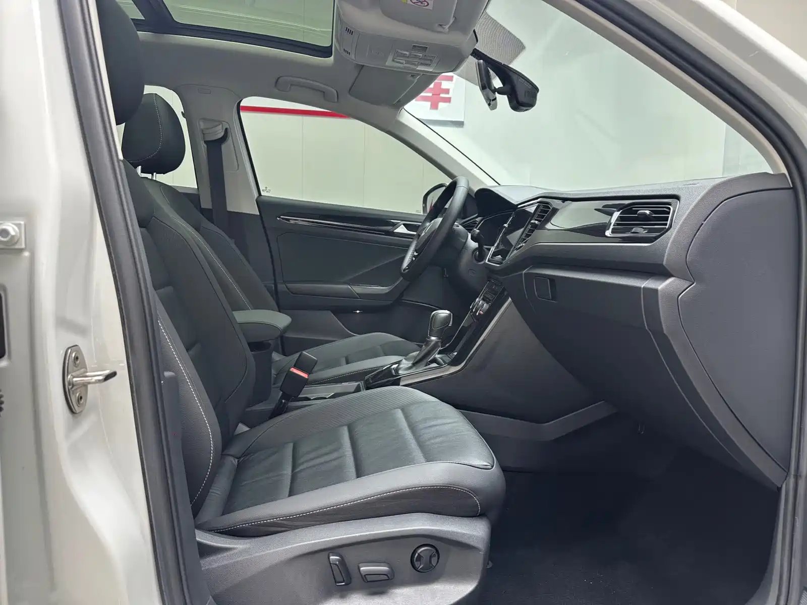 Фото 5 - Volkswagen T-ROC
