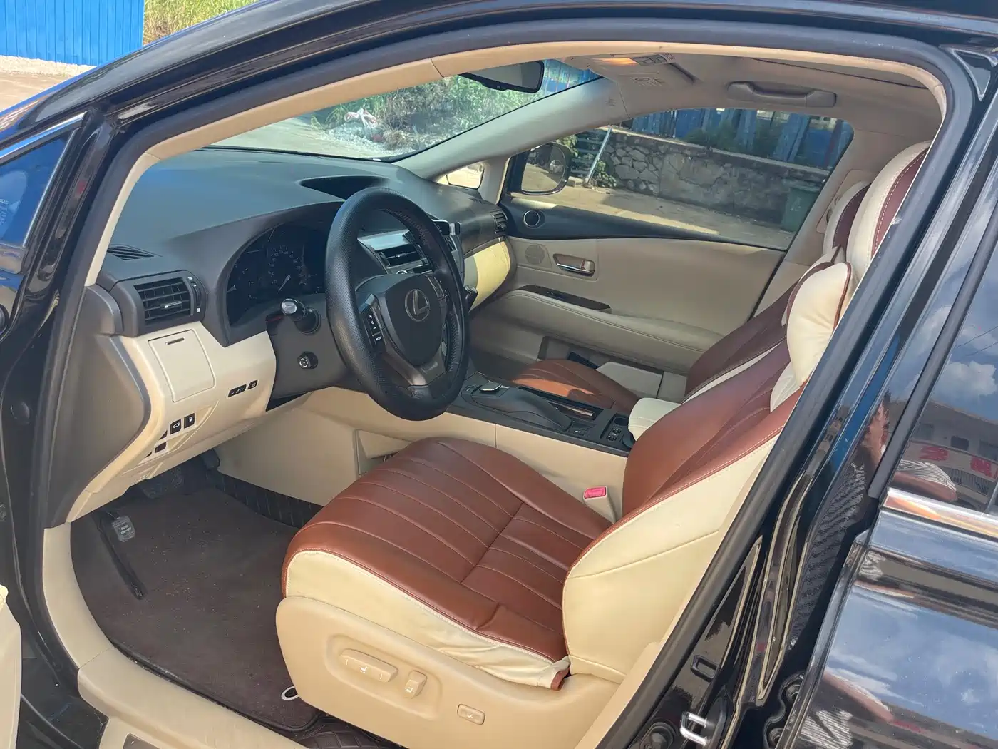 Photo 9 - Lexus RX Classic
