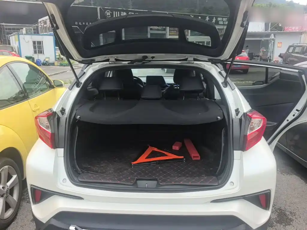 Фото 19 - Toyota C-HR