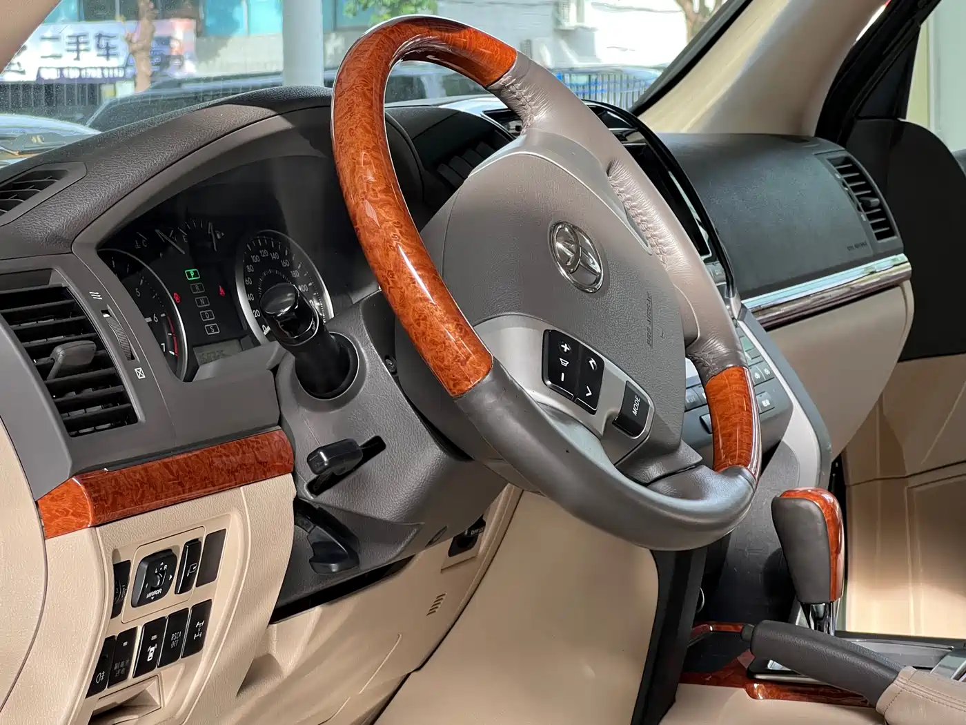 Toyota Land Cruiser (Import) 2015 4.0L V6 Middle East Limited Edition фото 5