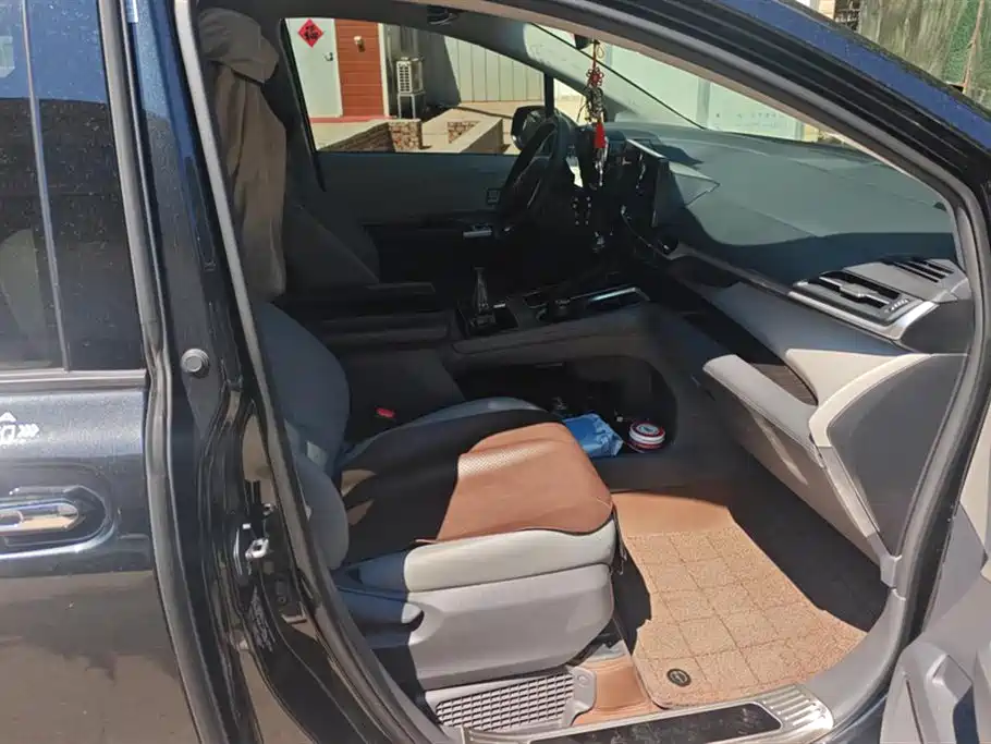 Toyota Granvia 2024 2.5L Hybrid Comfort фото 8