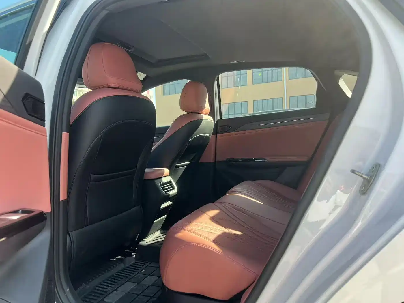 Geely Galaxy Galaxy L6 2025 EM-i 140km Explorer+ Edition фото 6