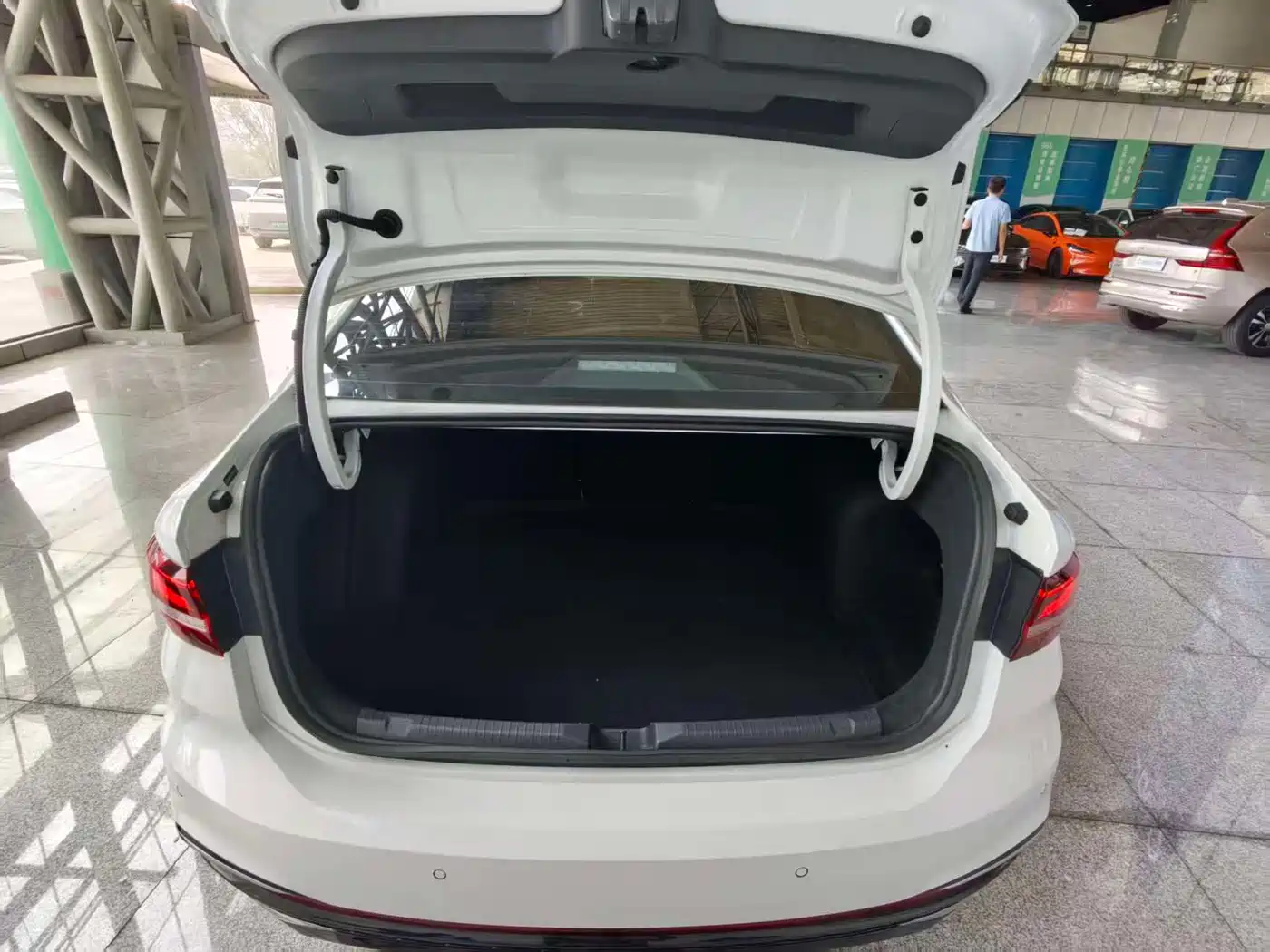 Volkswagen Lavida 2024 Model 300TSI DSG Starlight Leading Edition фото 21