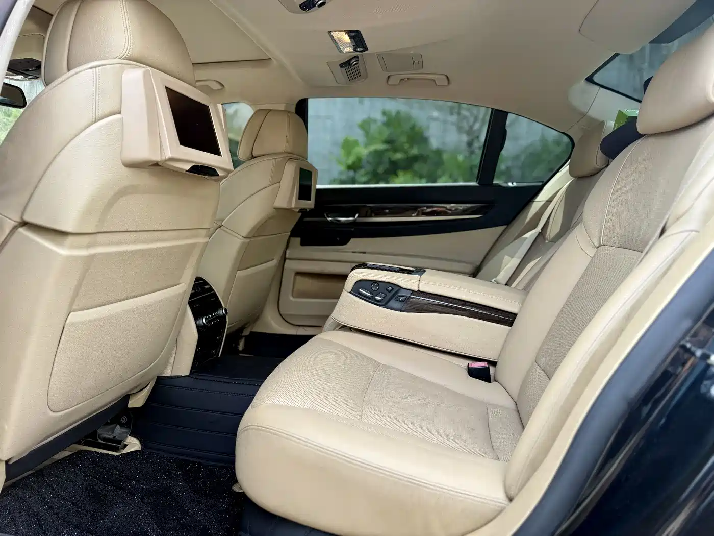 BMW 7 Series 2009 740Li Luxury фото 5