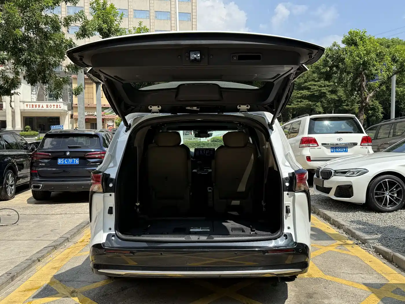 Toyota Sienna 2023 2.5L Hybrid Premium Edition фото 19