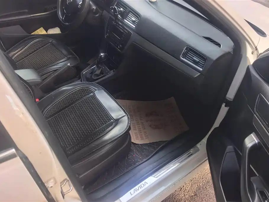 Volkswagen Lavida 2017 1.6L Automatic Comfort Edition фото 8