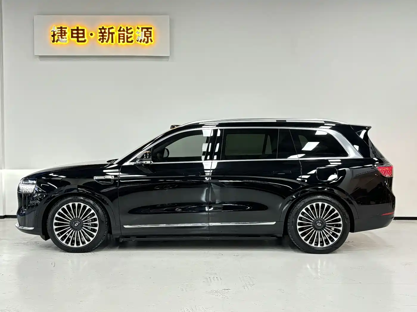 AITO Wenjie AITO M9 2025 Extended Range Max 52kWh 6-Seater фото 3
