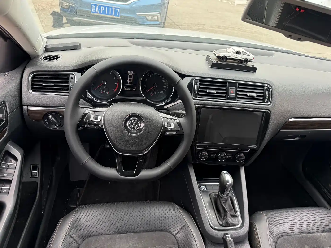 Volkswagen Sagitar 2015 230TSI Automatic Luxury фото 4