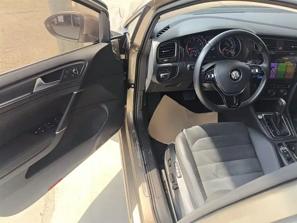 Volkswagen Golf 2018 230TSI Automatic Luxury фото 16