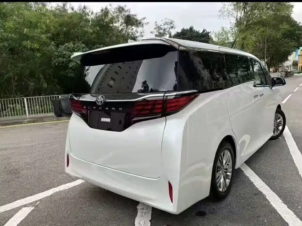 Toyota Alphard 2025 Hybrid 2.5L Ultimate Gold Edition фото 3