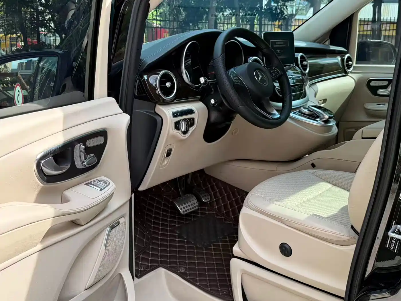 Mercedes-Benz V-Class 2018 V 260 L Premium Long Wheelbase Edition China VI фото 29