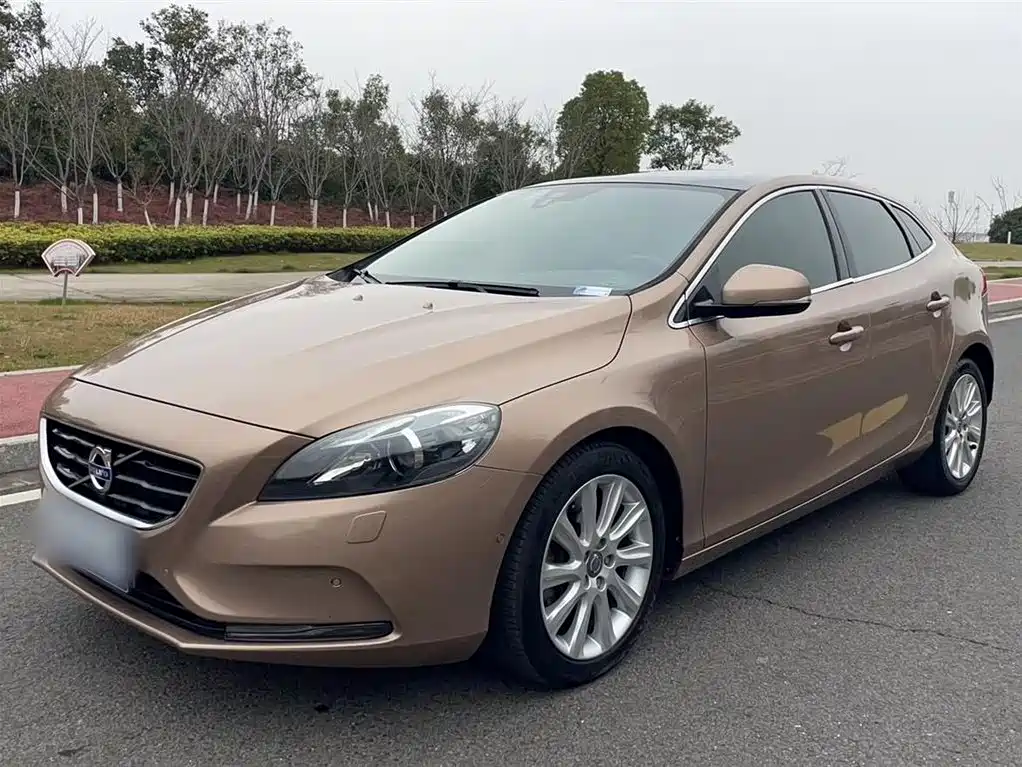 Фото 1 - Volvo V40