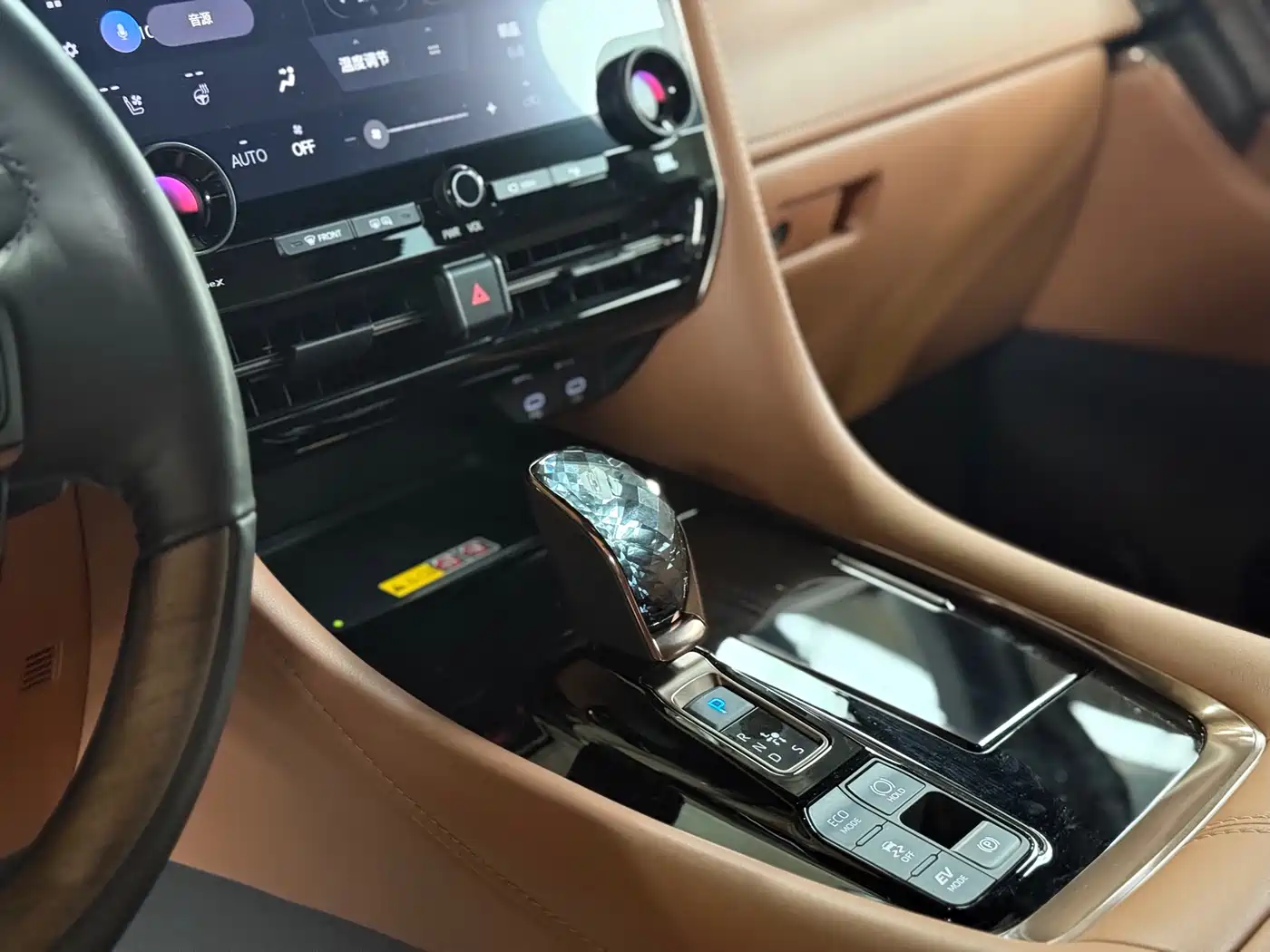 Toyota Alphard 2025 Hybrid 2.5L Ultimate Gold Edition фото 8