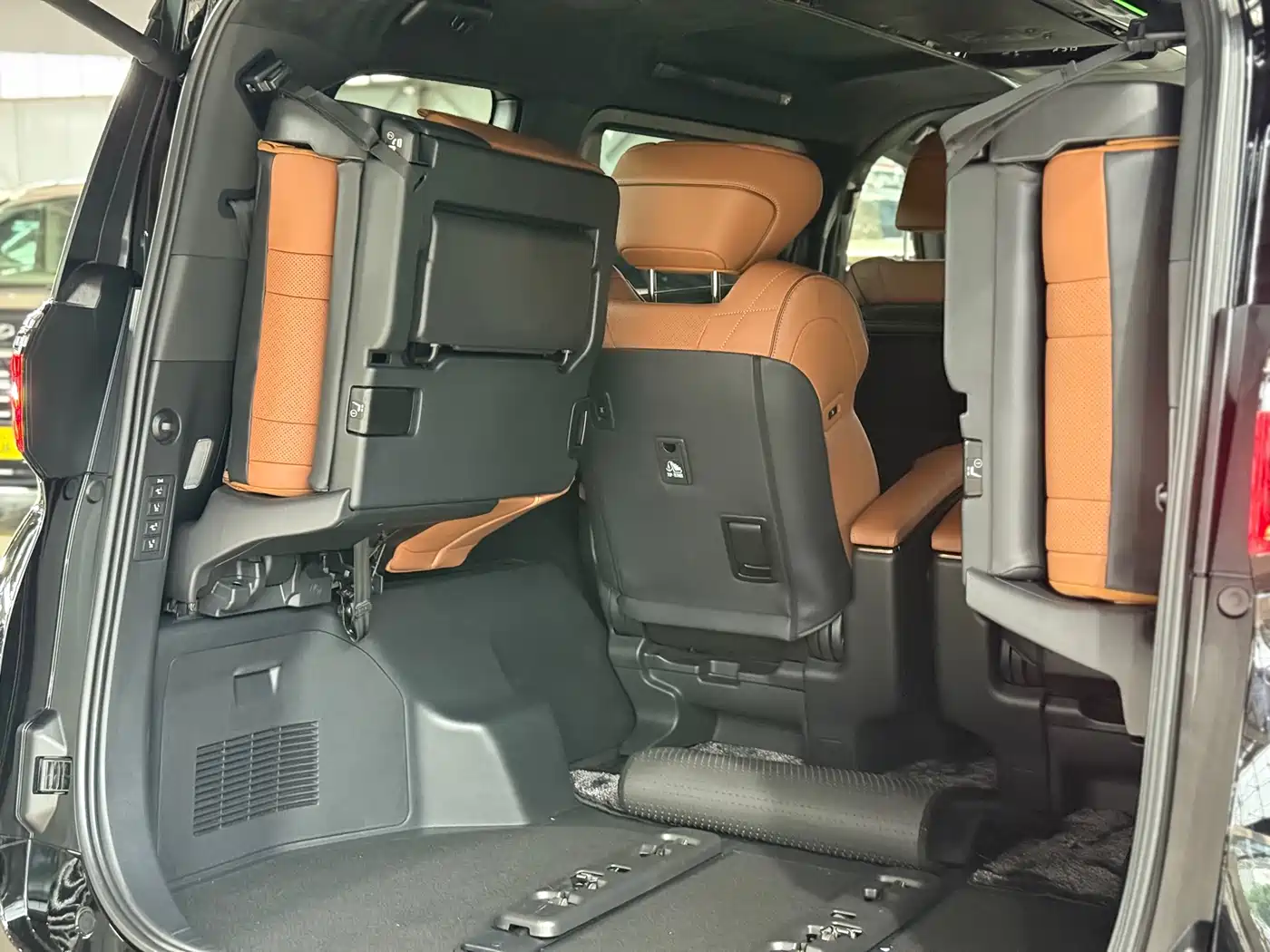 Toyota Alphard 2025 Hybrid 2.5L Ultimate Gold Edition фото 21