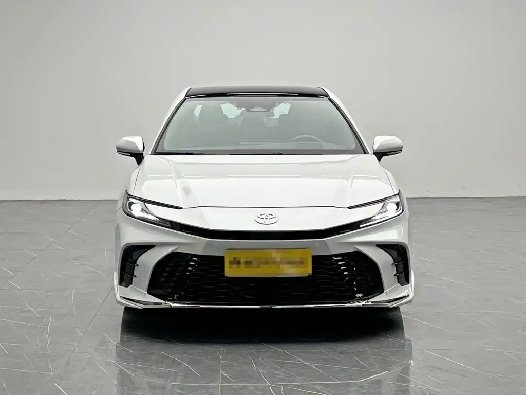 Фото 2 - Toyota Camry