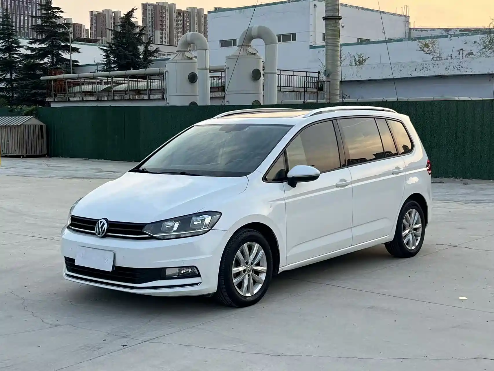Photo 1 - Volkswagen Touran