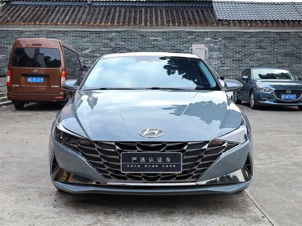 Hyundai Elantra 2021 1.5L CVT LUX Premium Edition фото 2