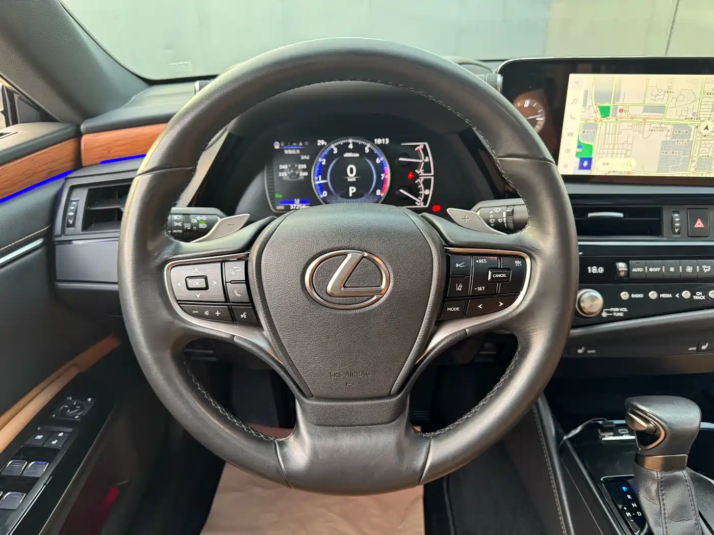Фото 16 - Lexus ES