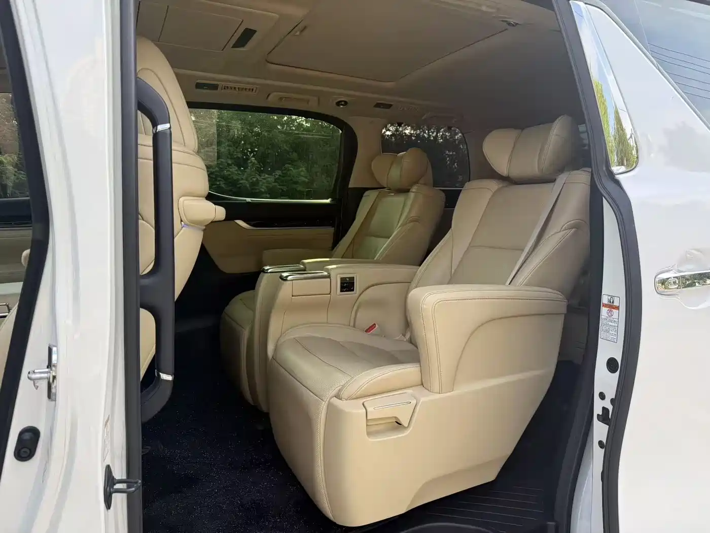 Toyota Alphard 2018 3.5L Luxury фото 8