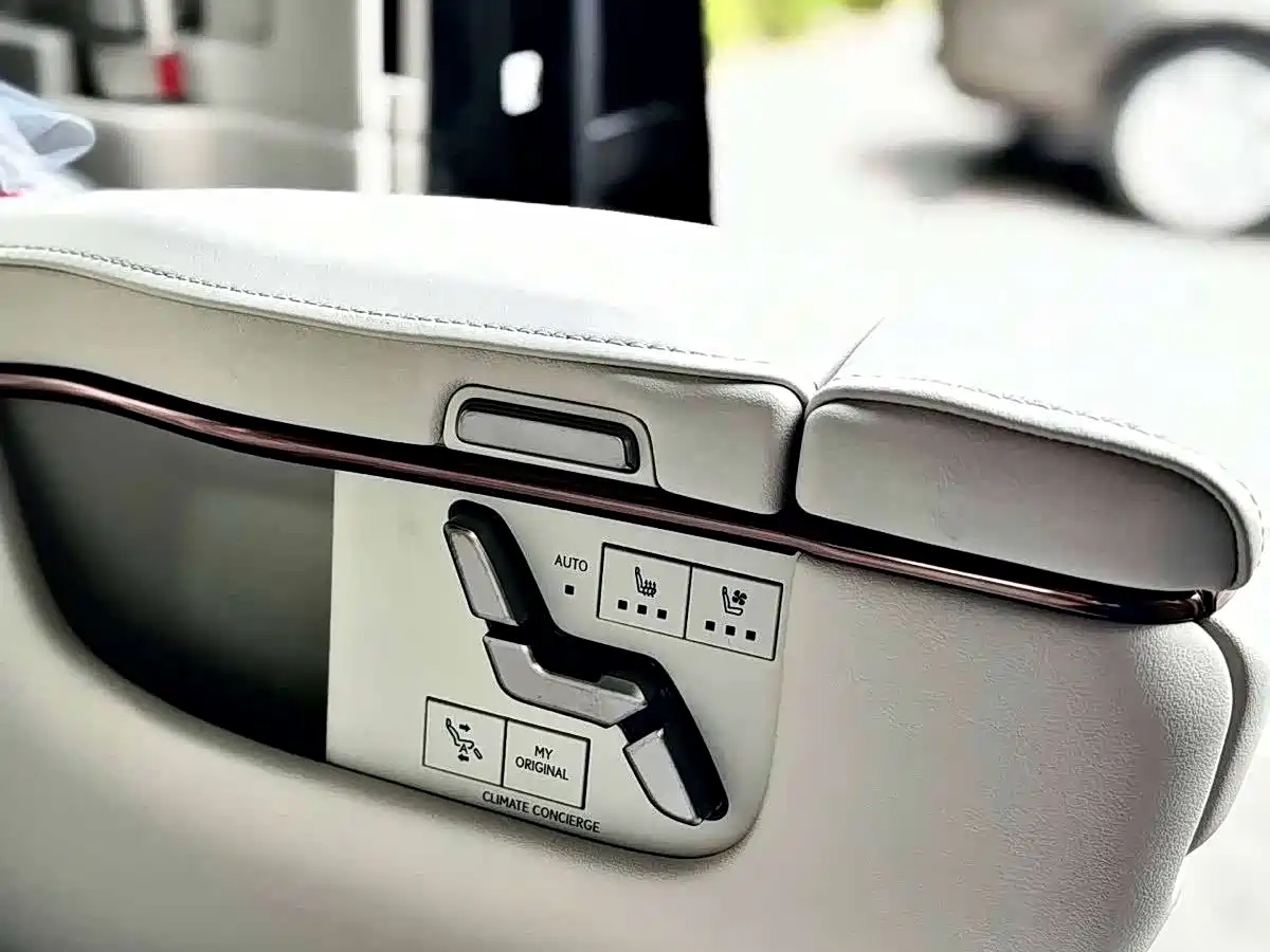 Lexus LM 2025 Model 500h Six-Seater Prestige Edition фото 7
