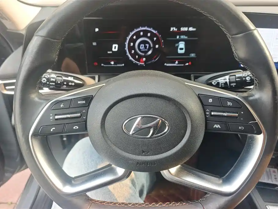 Hyundai Elantra 2021 1.5L CVT LUX Premium Edition фото 15