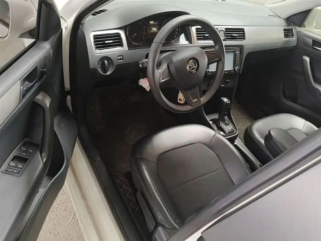 Škoda Skoda Rapid Spaceback 2014 1.6L Automatic Joy Edition фото 23