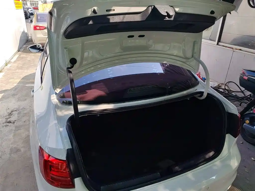 Volkswagen Sagitar 2015 1.6L Automatic Comfort фото 19