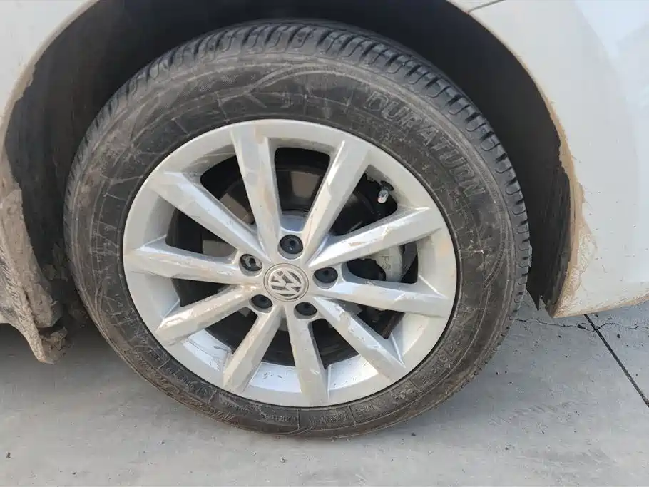 Volkswagen Polo 2014 1.6L Automatic Luxury Edition фото 6