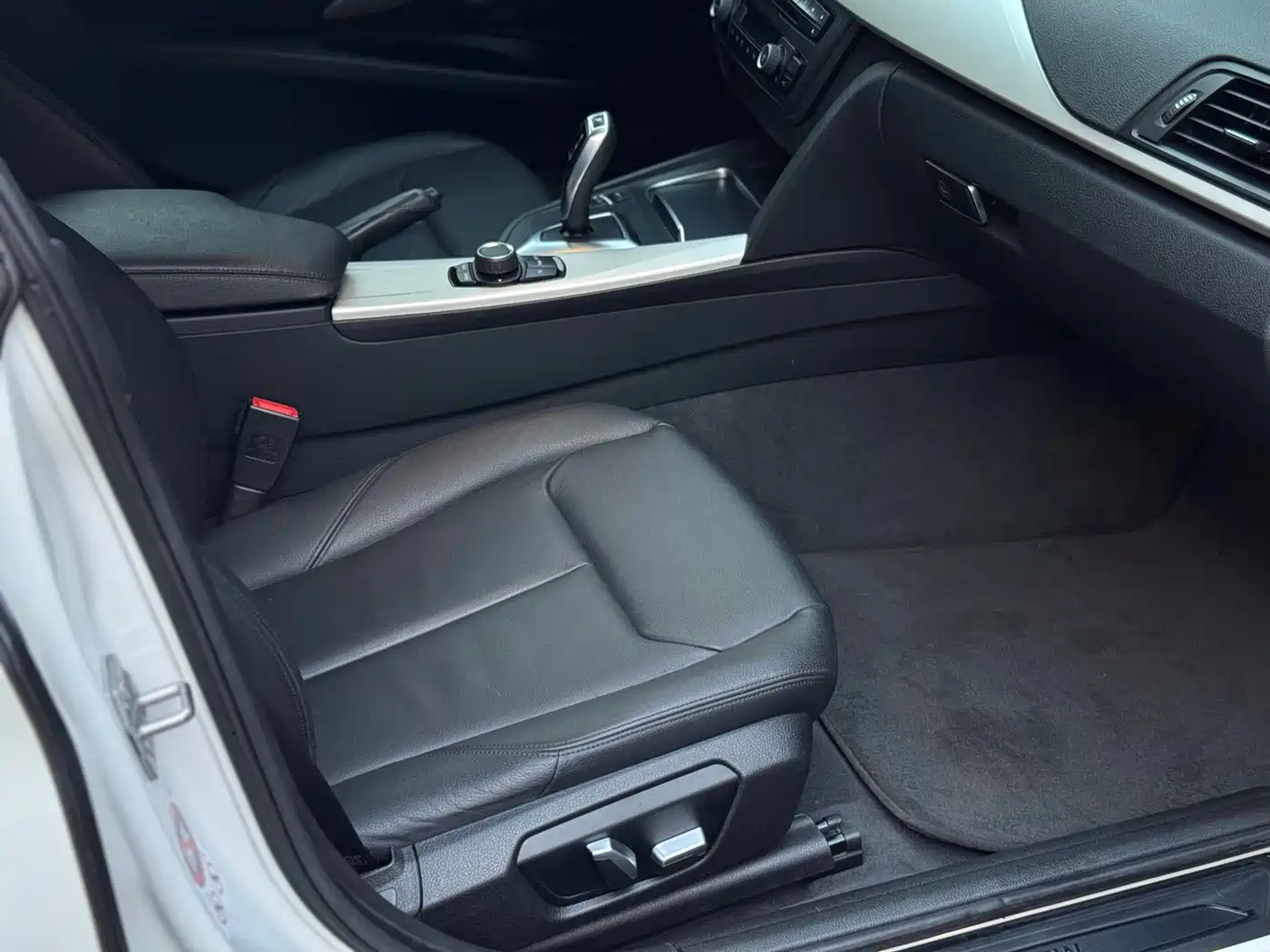 BMW 3 Series GT 2013 Model 320i Leading фото 8