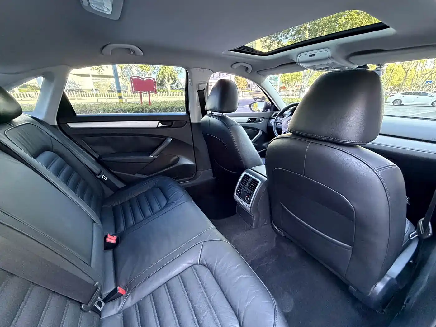 Volkswagen Passat 2014 1.8TSI DSG Executive Edition фото 11