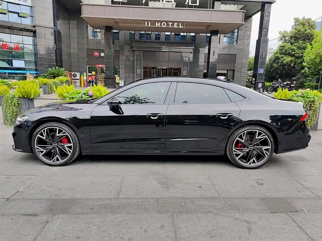 Audi A7L 2024 45 TFSI quattro Black Warrior Edition фото 3