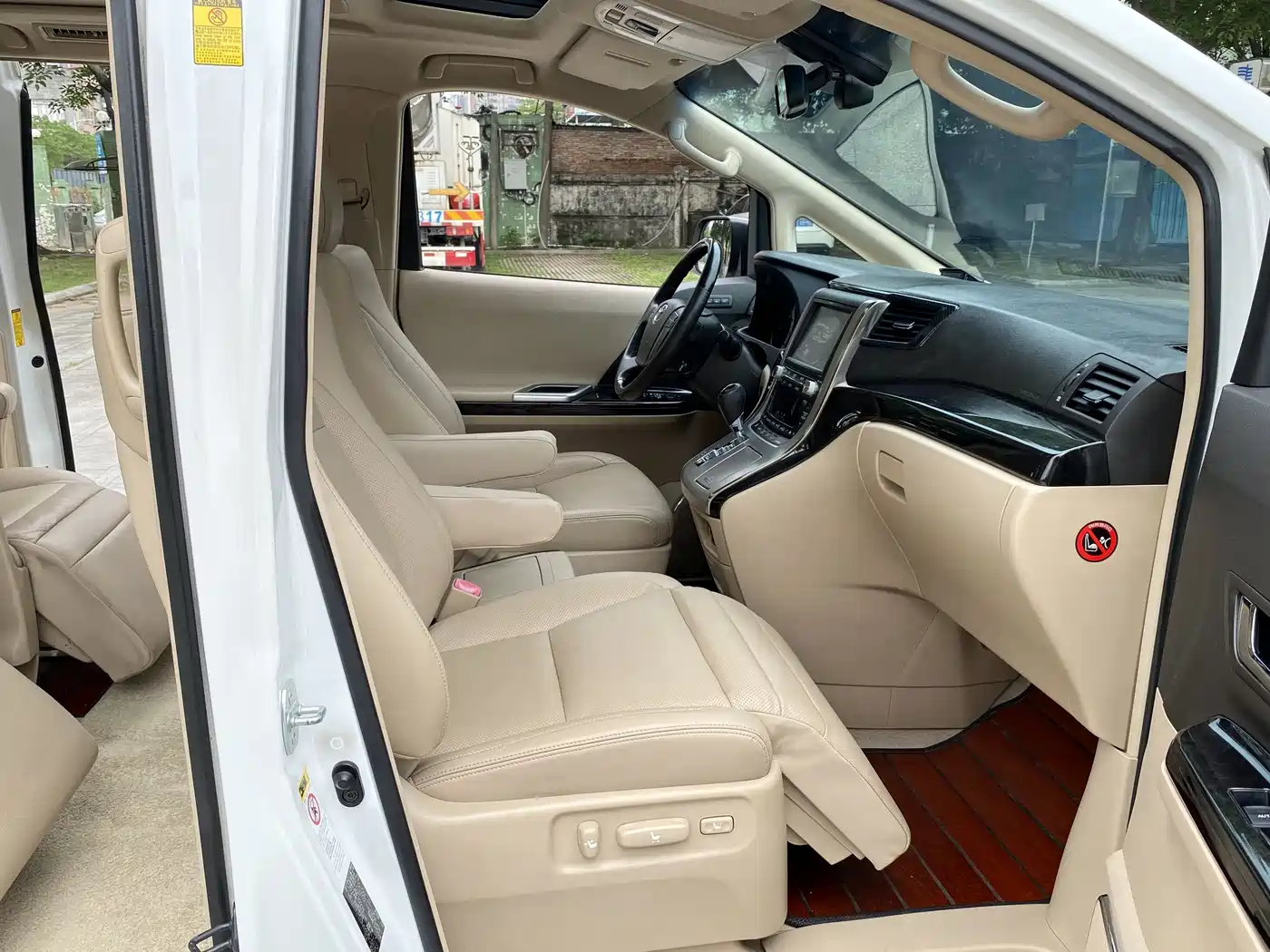 Toyota Alphard 2011 3.5L Luxury Edition фото 18