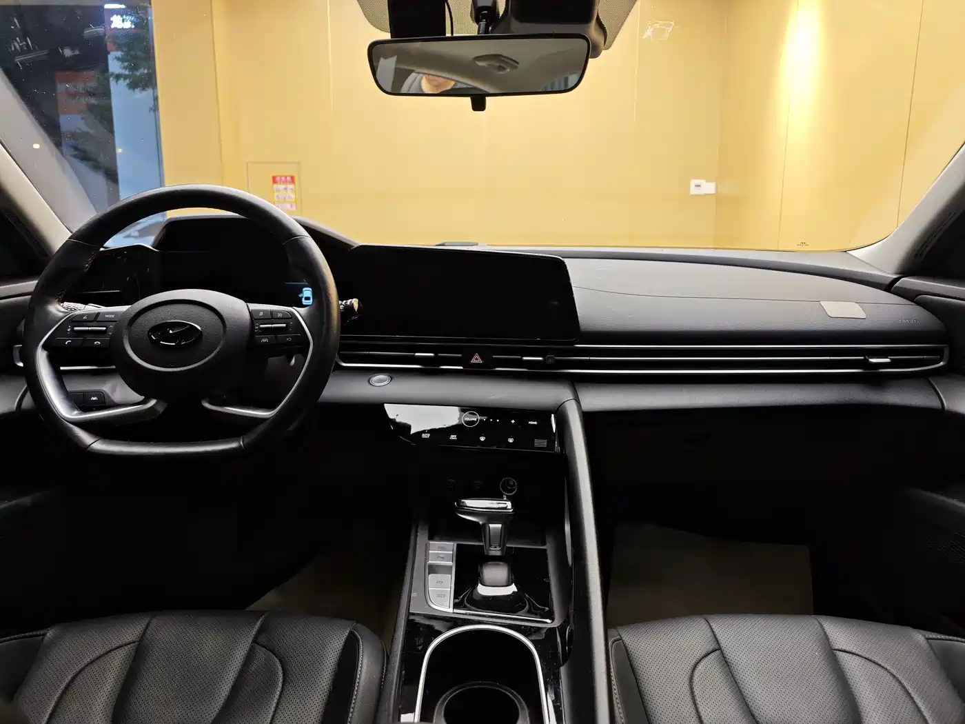 Hyundai Elantra 2021 1.5L CVT LUX Premium Edition фото 20