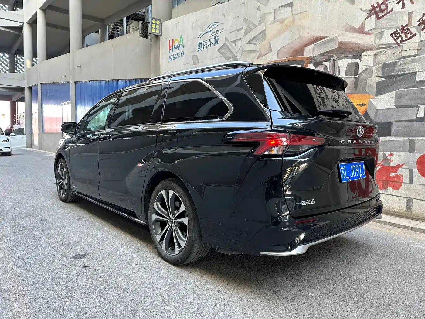 Toyota Granvia 2023 2.5L Hybrid Luxury Edition фото 4