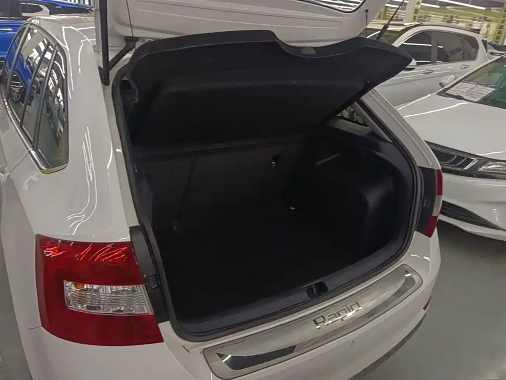 Škoda Skoda Rapid Spaceback 2018 1.6L Manual Comfort фото 19