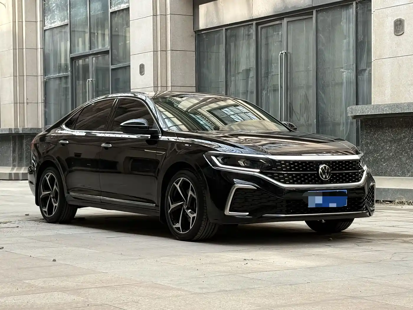 Volkswagen Passat 2022 330TSI Starlight Elite Edition фото 4