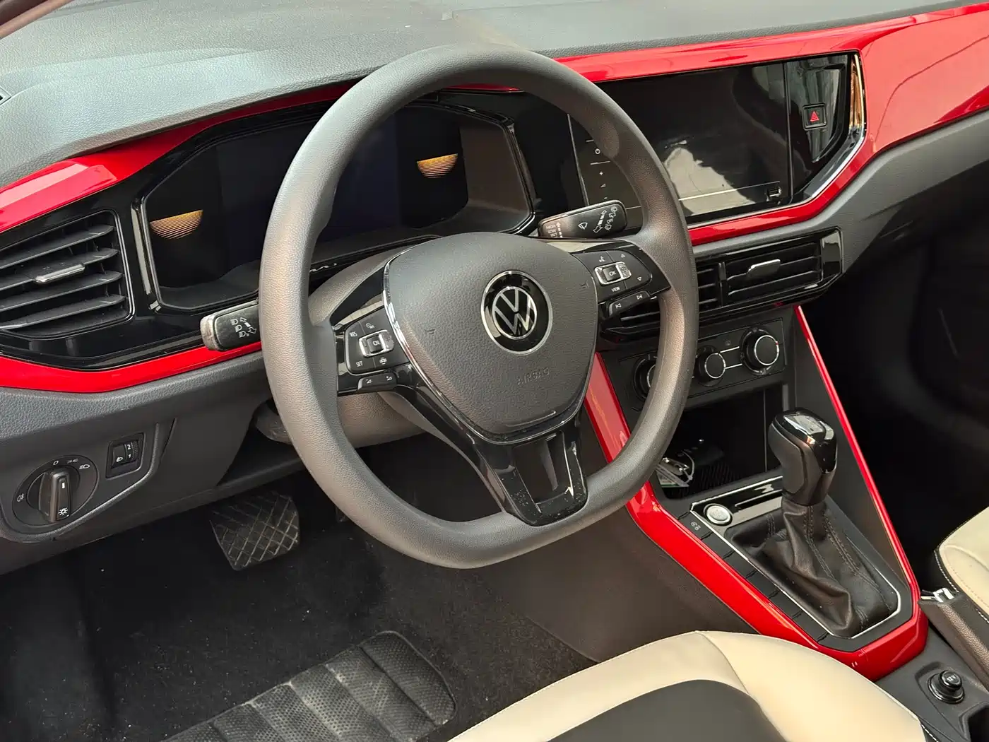 Volkswagen Polo 2023 Facelift Plus 1.5L Auto Chroma Tech Edition фото 6