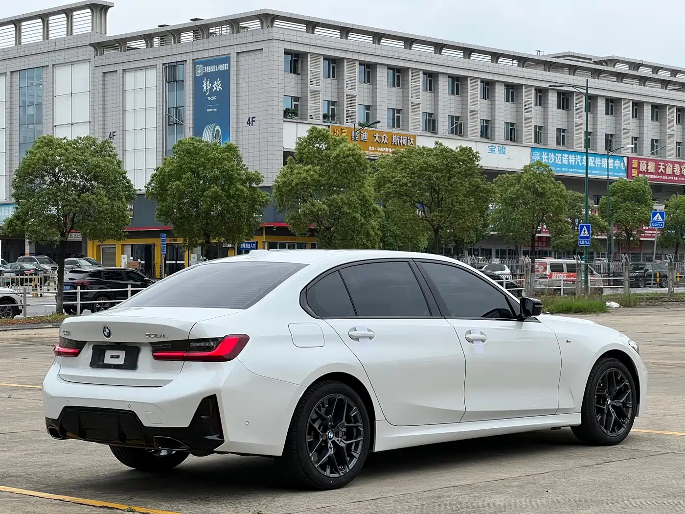 BMW 3 Series 2025 330Li M Sport Night Edition фото 14