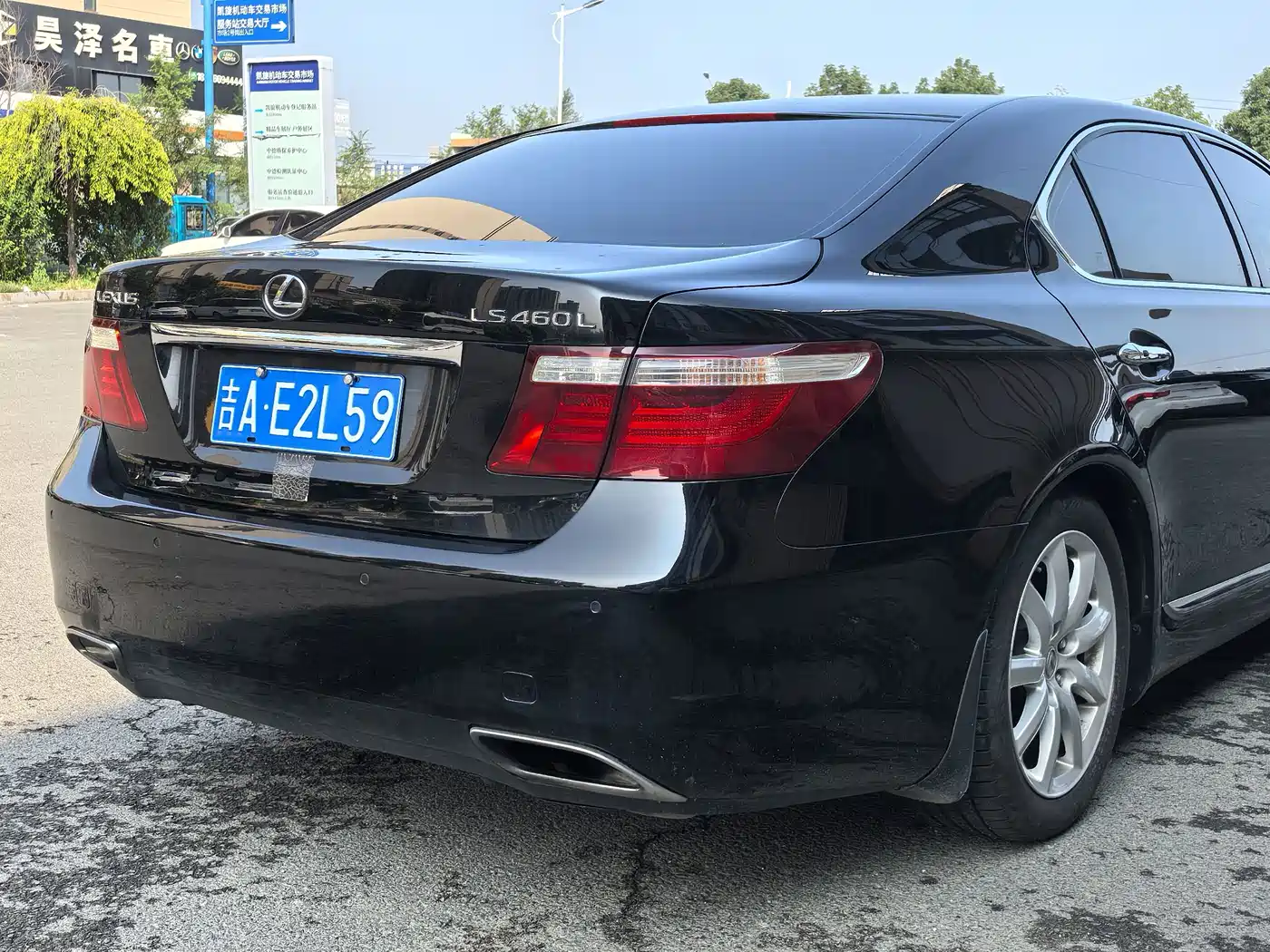 Photo 10 - Lexus LS
