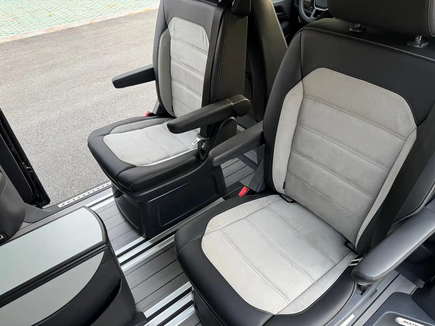 Volkswagen Multivan 2019 2.0TSI 4WD Premium 7-seater фото 22