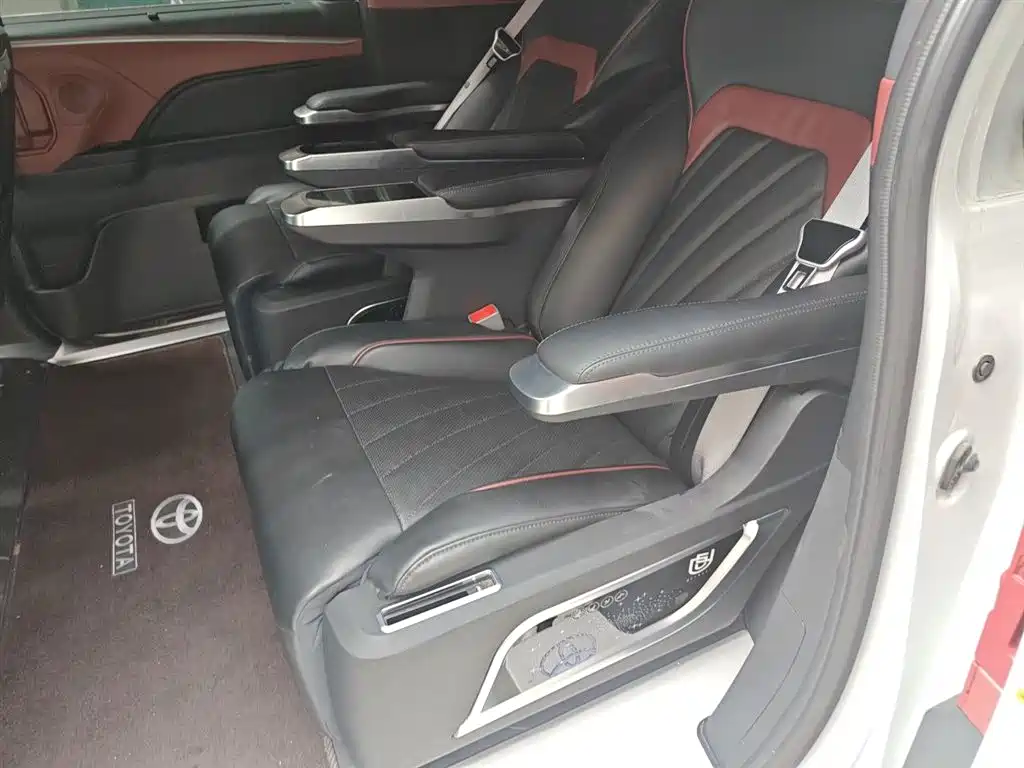 Toyota Granvia 2024 2.5L Hybrid Luxury фото 15