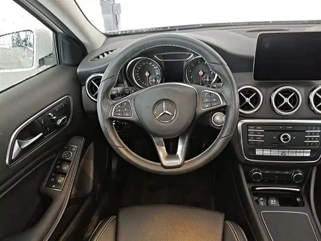 Mercedes-Benz GLA 2017 GLA 200 Dynamic фото 17